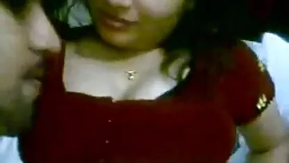 Aproape o curvă pe un pat unul lângă fete cu pizde goale altul și colectează fața ei.
