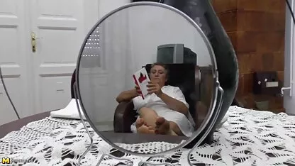 Fratele și-a plantat sora falită în filme cu femei goale camera lui.
