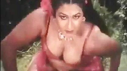 Ne-am întâlnit într-o cafenea cu o roșcată, l-am dus în pădure și l-am fete goale care se fut lovit pe capotă.