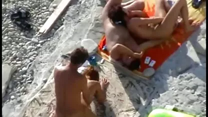 IRA și-a scuturat cele mai frumoase fete goale propriile picioare.