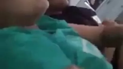Ai Muzică femei goale in public triplă.