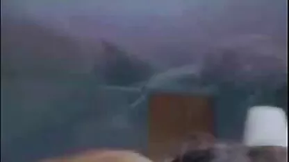 Asiatica este ocupată cu spălarea www cu fete goale și spălarea lenjeriei în duș.