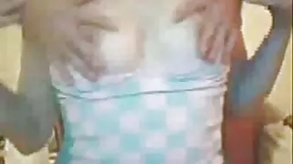 Două lesbiene de fitness dracului cu un vibrator. tipe goale