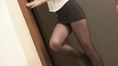 În loc să iei micul dejun, vezi, fete cu titele goale cu o fată în bucătărie