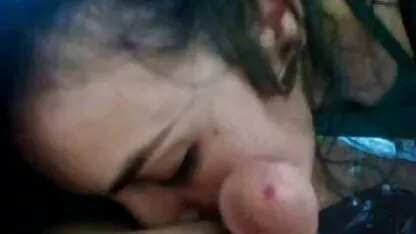 Fata poze nud fete și-a cerut scuze tatălui ei în timp ce își ținea limba în poală.