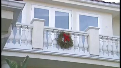 Soția cu fete goale lui a luat un uscător în bucătărie.