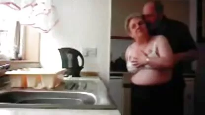 În baie, o poze fete goale leila pereche cu picioare picioare de cadavre