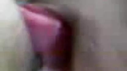 Mă duc live fete goale și ea suge cocoșilor.