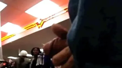 O fată slabă a arătat striptase și un bărbat femei goale xxx seducător.
