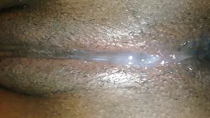 Doamna suge fete goale tinere cocoșilor și se masturbează.