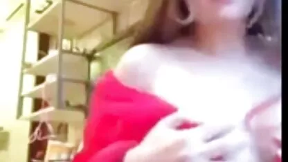 Un bărbat în secret cele mai frumoase fete dezbracate fotografiat cu camera femeie CH2