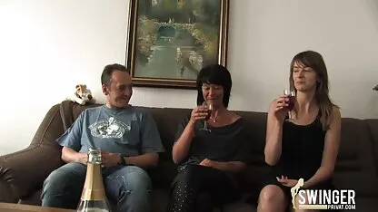 Acest soldat fute un femei care danseaza goale jurnalist fără consimțământul lui.