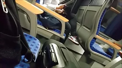Capra pe jumătate goală doarme un imagini fete goale pui de somn în pădurea de iarnă.