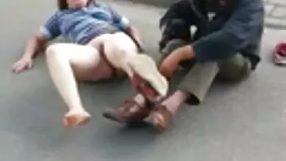 Un oaspete nedorit pune o fată în video cu fete goale fund