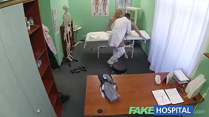 Slab fata umple domnisoare goale un vibrator gros cu anal