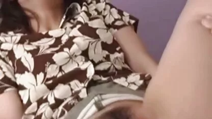 Femeile nu observă cum le ia camera când își schimbă hainele. femei goale nud