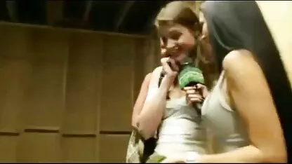 Tânăr bătrân nenorocit în piscină fete goale futute
