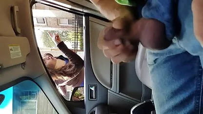 Prietenele forțat un sclav imagini cu femei gole să-și lingă picioarele și păsărică stând pe fata ei