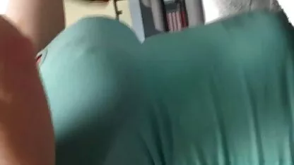 Cilindrul aruncă rufele de pe drum. femei goale care se fut