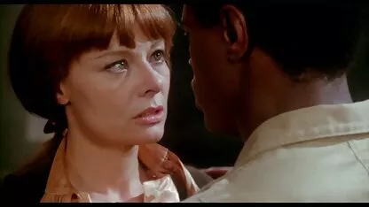 Masha are nevoie de poze fete gole un pat, iar picioarele ei sunt întinse.