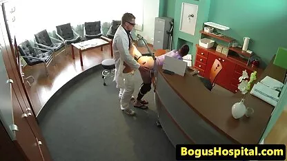 Stând la masă și poze cu blonde goale arătând gol