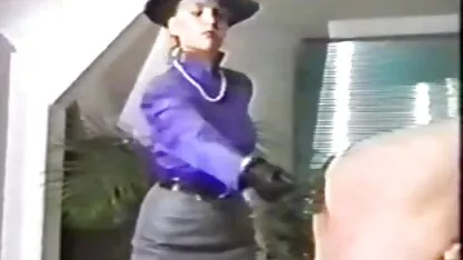 Tinerii se bucură de timpul porno cu femei goale liber.