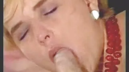 Găluște fete nud plaja de hrănire