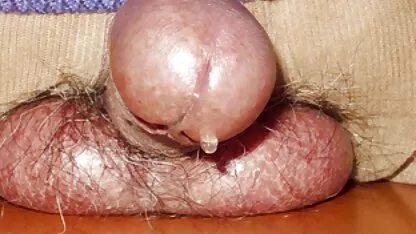 Uită-te la rață cu o fată plină de cele mai frumoase fete goale șosete albe și mănuși.