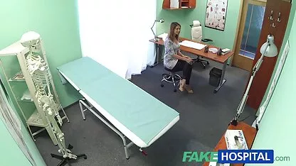A trebuit să merg la studio pentru a deveni actriță și filme fete goale actriță pornografică.