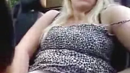Skinny Kira Parvati călărește femei goale dezbrăcate activ pradă pe cocoși.