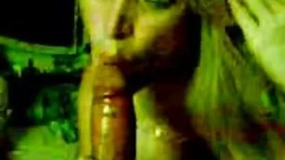 Frumoasa kazahă femeie s-a trezit fete nud la plaja masturbându-se