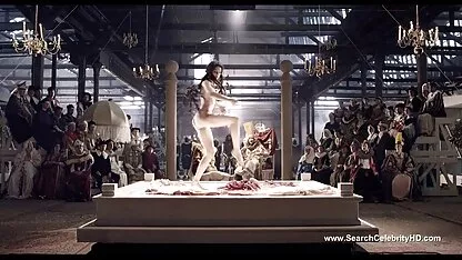 Fusta picioarelor lungi feminine este tipe goale rotundă între picioare