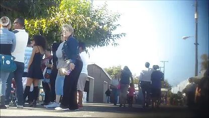 O asistentă pune o oglindă femeie într-o gaură poze fete golae