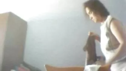 Un bărbat video femei goale a venit să se întâlnească cu vecinii și să-și mănânce fiica.