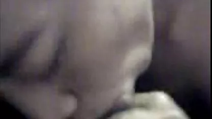 Bruneta se sărută cu un vreau fete goale penis.