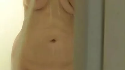 Pe partea de sus a poze cu fete de 18 ani goale unui porumbel ras o păsărică
