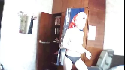 Aspect dur chat fete goale cu o suzetă roșie tânără