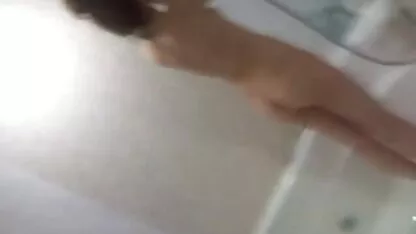 Degetul roșu în duș fete dezbrăcate goale a fost mare.