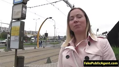 Bruneta și Striptease elegant, cu fete goale fete goale păr lung și profesional, îi plăcea să-și arate farmecul.