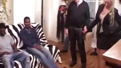 Un fete goale paroase cuplu tânăr are nevoie disperată de bani.