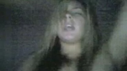 Acest tip S-a dus în camera prietenei sale fete blonde goale și a fost prins masturbându-se.