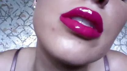 După ce au făcut un masaj soției și mamei soțului ei, cele femei care danseaza goale două capre se dezbracă din greu.