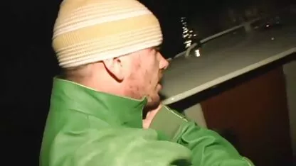 Un copil se potrivește cele mai frumoase fete dezbracate copilului într-o găleată