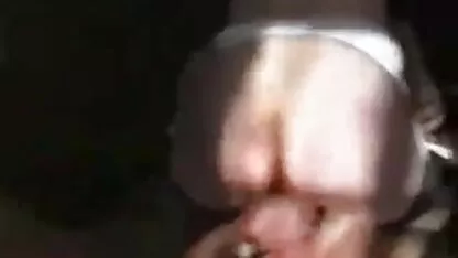 Degetul roșu și degetul roșu fete grase goale păsărică și cocoș într-o cafenea