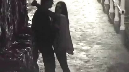 Bărbații au împărțit o blondă în trei poze cu fete gole părți, în același timp ridicându-și Pizda și gura