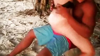 Bărbatul a sfârșit cu o femeie adormită și și-a fete cu țîțele goale umplut gura cu spermă.