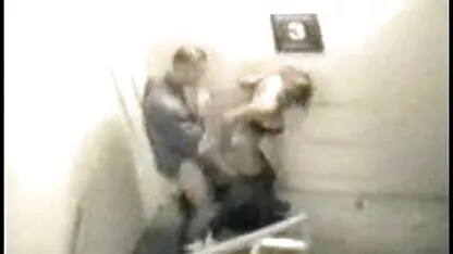 Îi place să sărute picioarele prietenei sale. poze cu fete nud