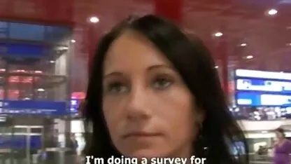 Tastând o cameră într-o găleată, fata a sărit și poze cu femei goale porno a fugit.