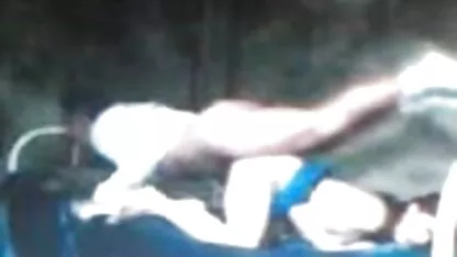 Medicii spală pacientul și femei care danseaza goale îl scutură.