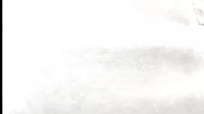 Kyra a fost fete goale care danseaza familiarizat cu trei javrelor uimitoare în pădure.
